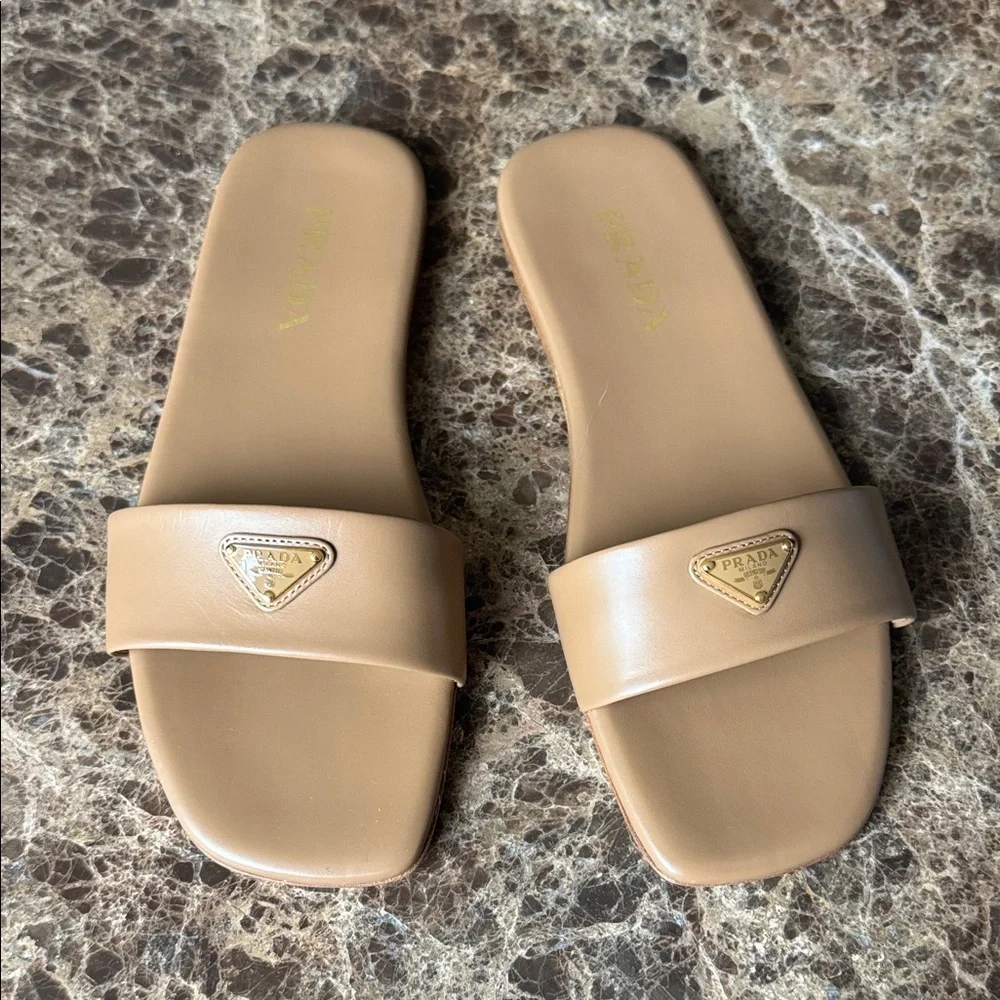 Prada ciabatte slides sandals flats camel beige leather tan gold logo sz 39.5